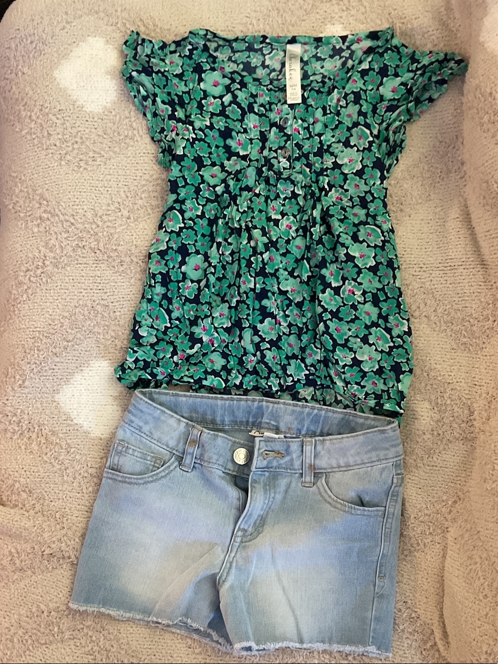 Cherokee Green Floral Ruffle Sleeve Blouse and jean shorts set Sise 7/8